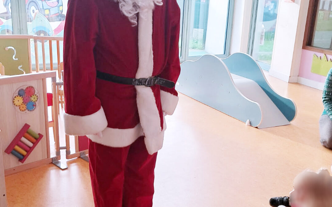 [🎅NOËL AU GHH🏥] Le Père Noël a déjà entamé sa tournée auprès des enfants de la crèche Kinoko, du Groupe Hospitalier du Havre !