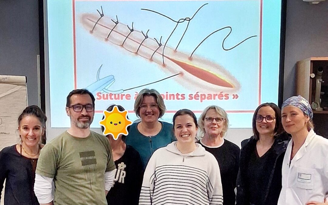 🏥 Atelier suture pour les infirmier(e)s de bloc : une initiative collective au service de l&rsquo;excellence 🪡