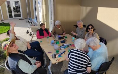 🧶Des chouchous crochetés avec le cœur pour les enfants hospitalisés au GHH. 💛Un bel exemple de solidarité intergénérationnelle !